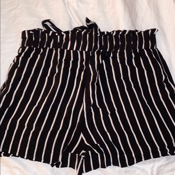 Tied Striped Shorts - Picture 3 of 3
